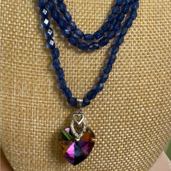 Beautiful necklace with iridescent rainbow heart pendant and sparkly blue beads - Picture 6 of 12